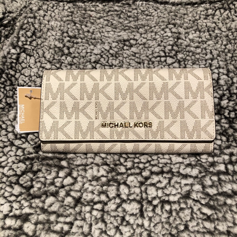 Michael Kors Leather Jet Set Travel Wallet.